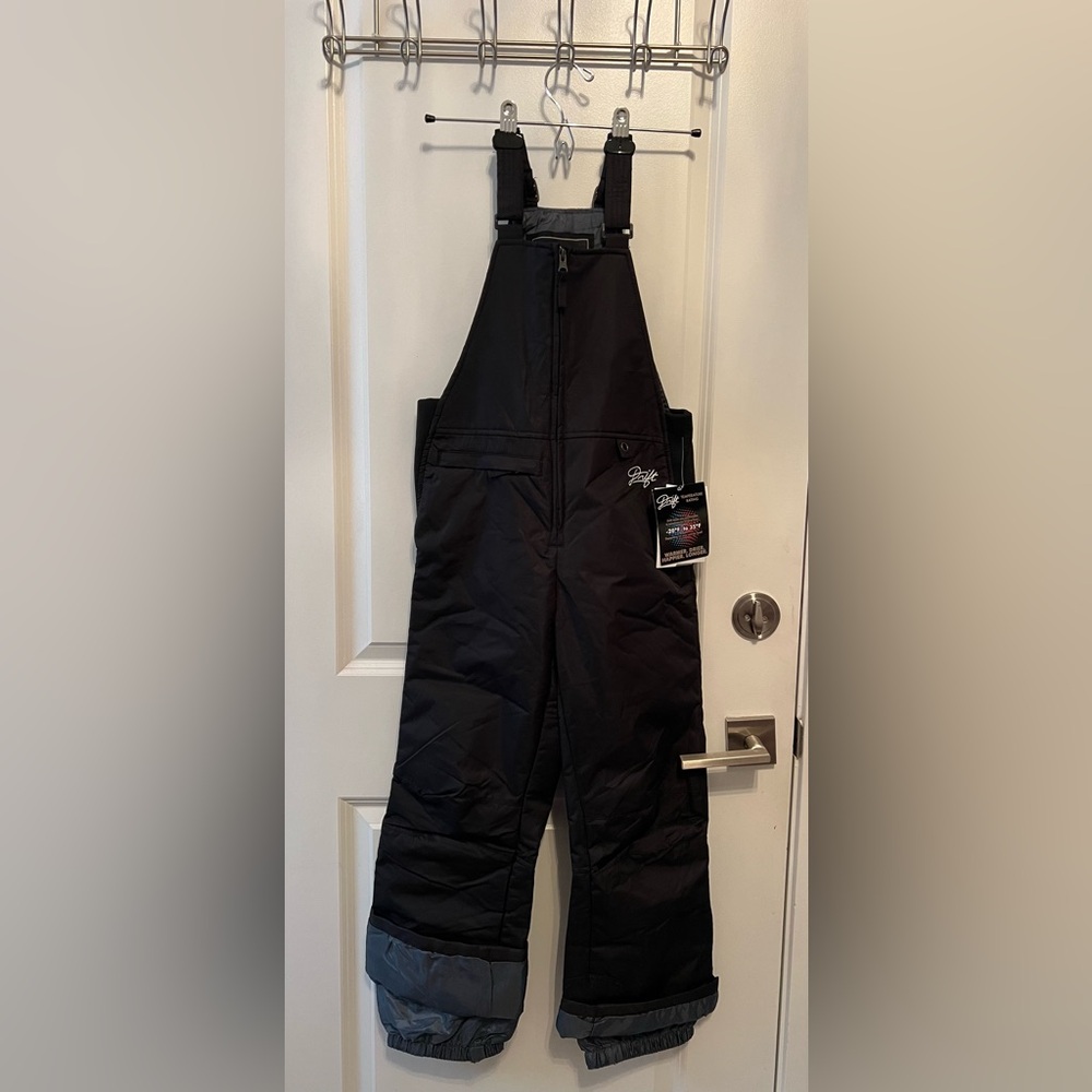 NWT Drift snow pants with bib or snow overalls. For youth size M. New.